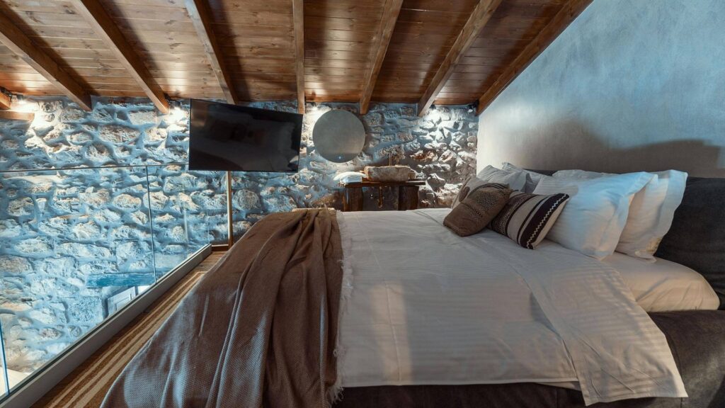 armenopetra-kaseas-bedroom