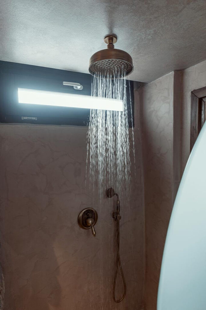 yiasemi-kaseas-shower